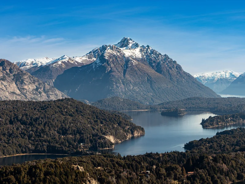 Cerro nevado sobre lagos y bosques cerca de Bariloche