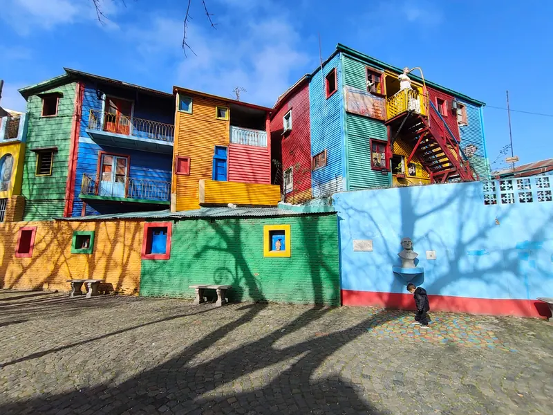 Fachadas coloridas de Caminito en La Boca bajo cielo azul