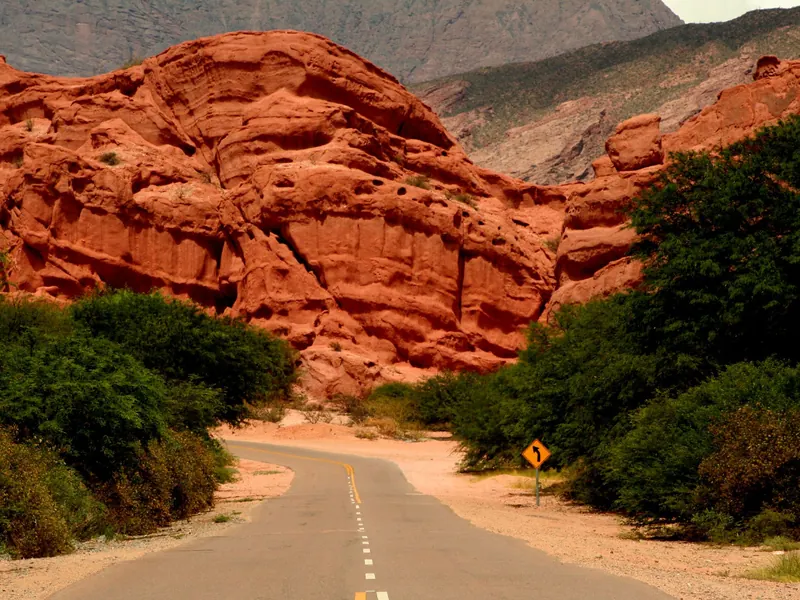 Quebrada de las Conchas: ruta entre formaciones de roca roja