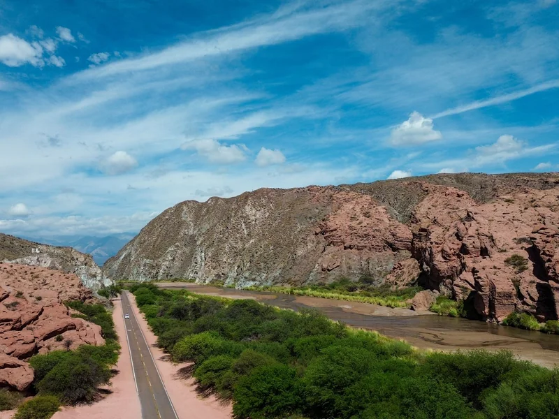 Quebrada de las Conchas: ruta y río entre las paredes rojas