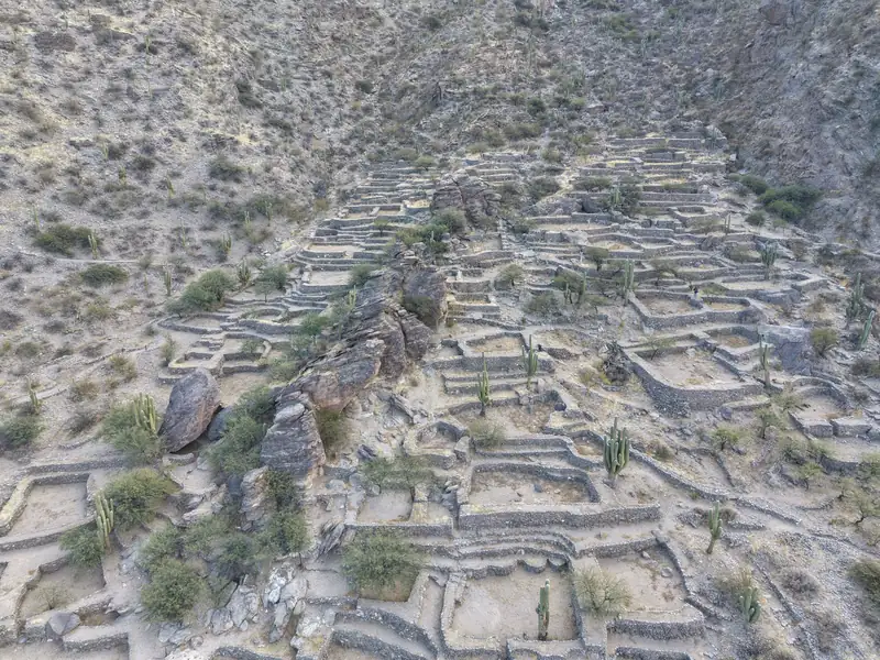 Ruinas de Quilmes: terrazas y muros de piedra, vista aérea