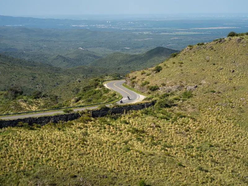 Camino de montaña serpenteando entre las Sierras de Córdoba