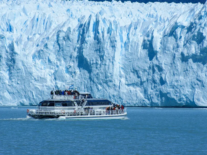 Navegación frente al glaciar