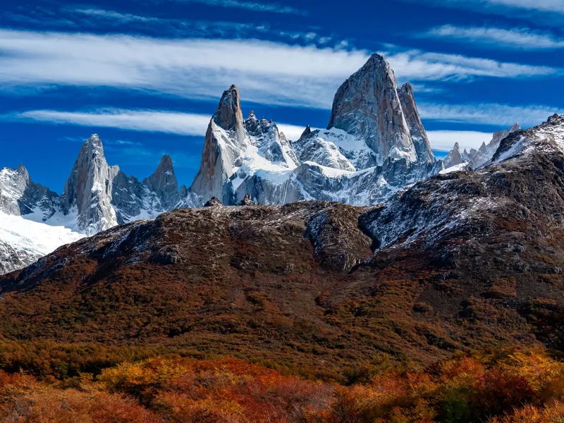 Cerro Fitz Roy sobre bosques con colores de otoño en El Chaltén