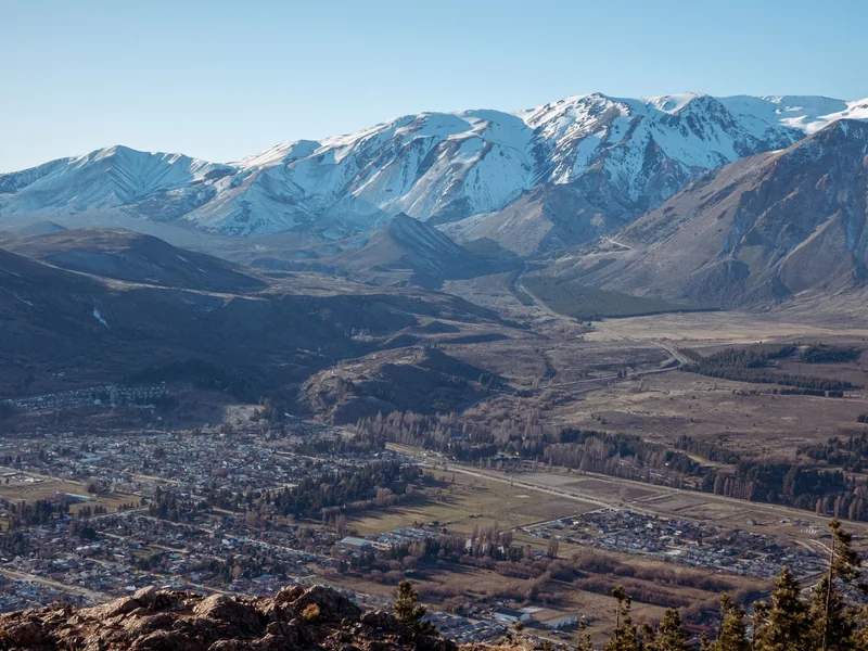 Esquel vista desde un cerro, con el valle y las montañas nevadas
