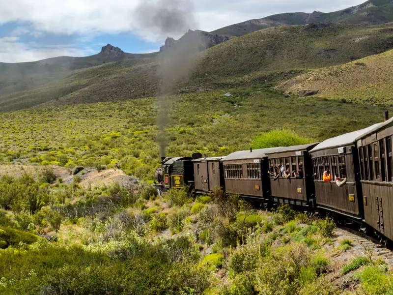 La Trochita, el Viejo Expreso Patagónico, entre estepa y cerros