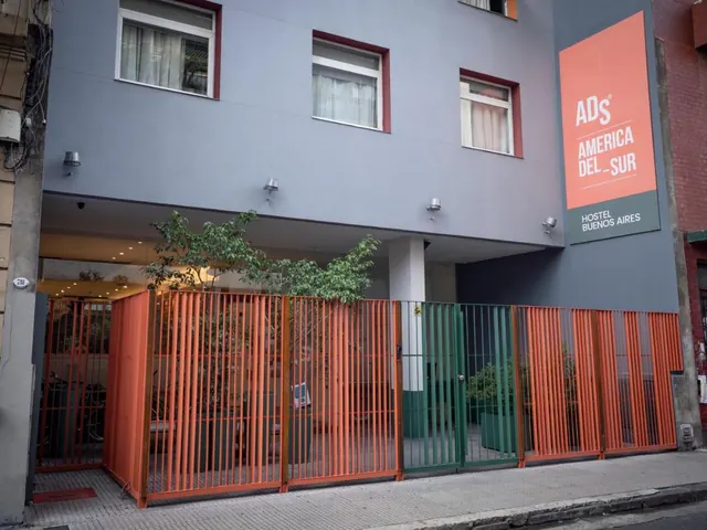 Fachada de America Del Sur Hostel Buenos Aires en Buenos Aires