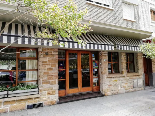 Fachada de Hotel Arcos en Mar del Plata