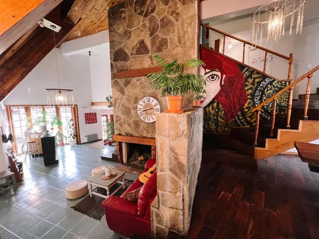 Sala común de Bike Hostel en San Martín de los Andes