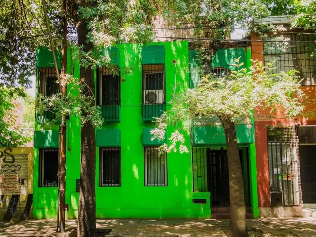 Fachada de Clover Hostel en Mendoza