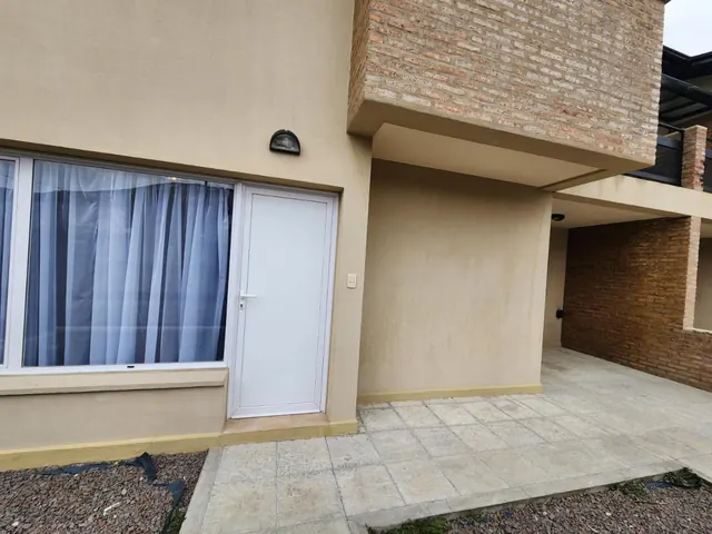 Entrada de Complejo de Departamentos Lahuan en Esquel y Trevelin