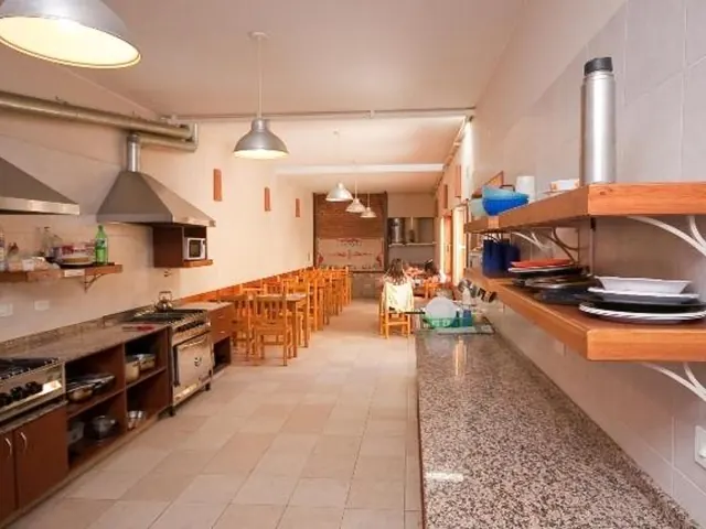 Cocina compartida de El Gualicho Hostel en Puerto Madryn