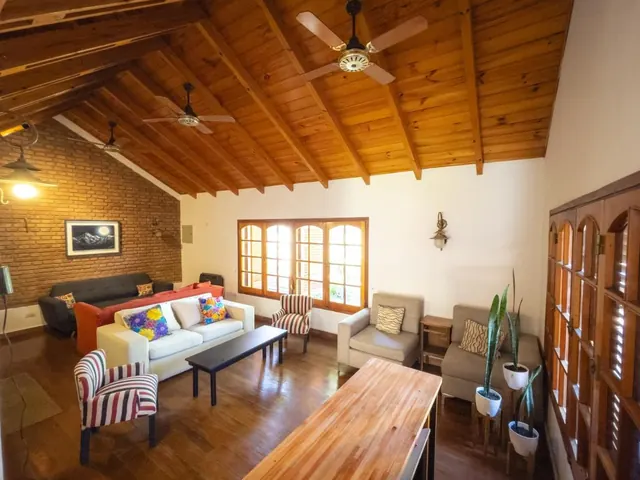 Sala común de Falucho Hostel en Córdoba y Capilla del Monte