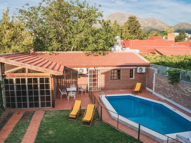 Pileta de Falucho Hostel en Córdoba y Capilla del Monte