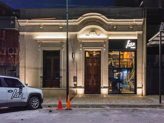 Fachada de Faz Hostel Boutique en Córdoba y Capilla del Monte