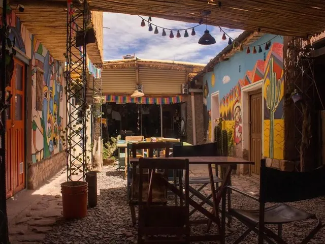 Patio de Giramundo Hostel en Quebrada de Humahuaca