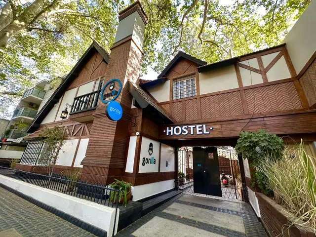 Fachada de Gorilla Hostel en Mendoza
