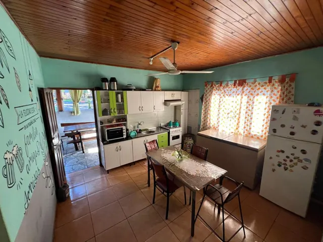 Cocina compartida de Hostel "L0st & Found" en Puerto Iguazú