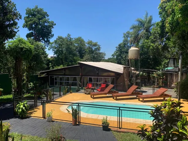 Pileta de Hostel "L0st & Found" en Puerto Iguazú