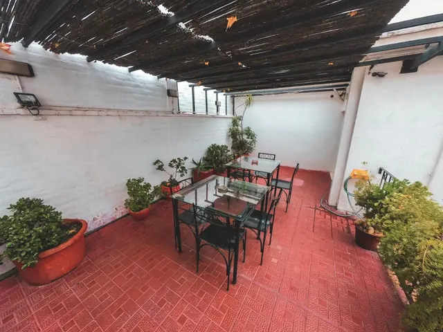 Patio de Hostel Lagares en Mendoza