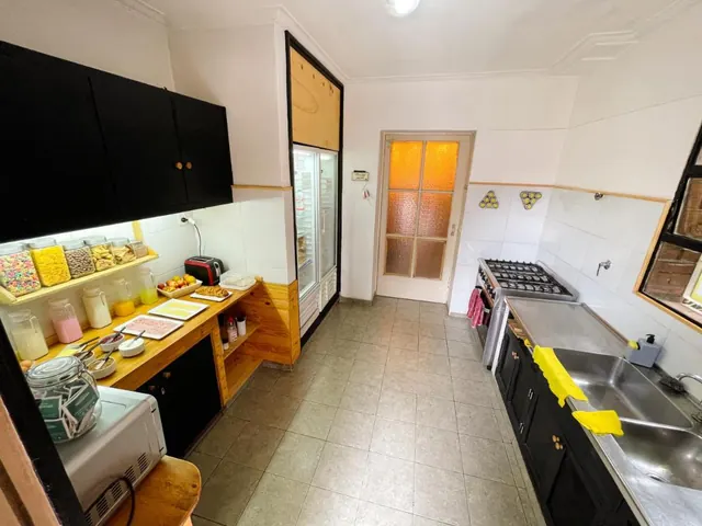 Cocina compartida de Mora Hostel en Mendoza