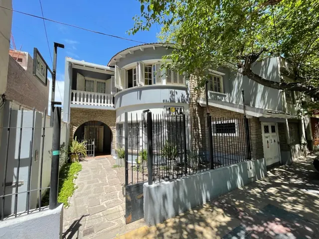 Fachada de Mora Hostel en Mendoza