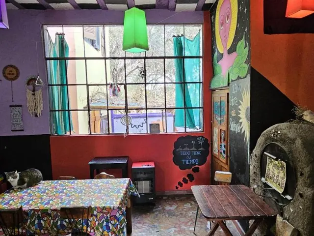 Comedor de Hunab Ku Hostel en Córdoba y Capilla del Monte