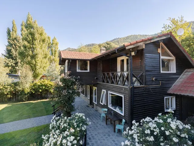 Fachada de INDÓMITO HOSTEL en Bariloche