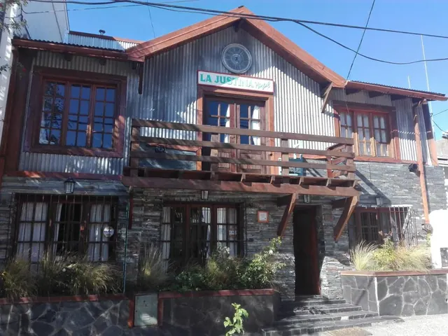 Fachada de La Justina Hostel en Bariloche