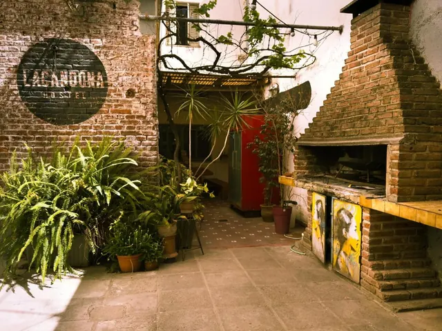 Patio de Lacandona Hostel en Córdoba y Capilla del Monte