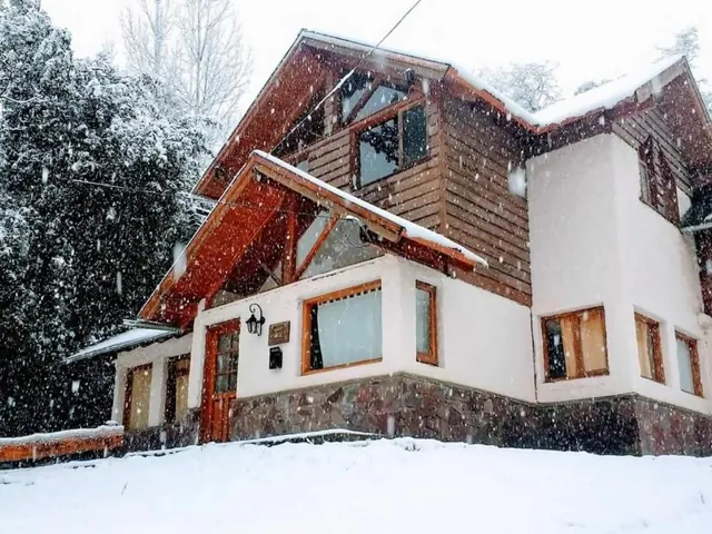 Fachada de Paso Puyehue em Villa La Angostura