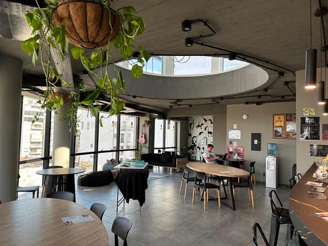 Sala común de MONS hostel en Buenos Aires