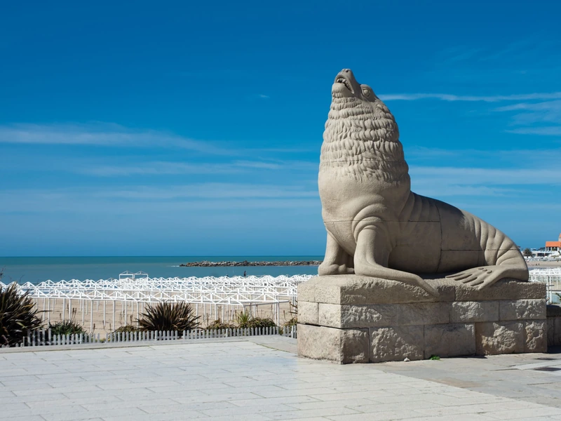 Monumento al Lobo Marino, junto a la playa