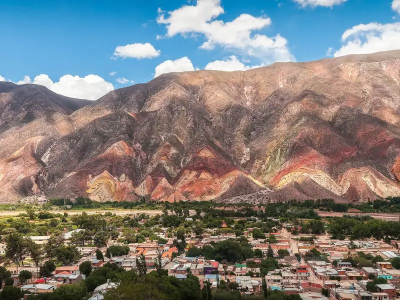 Cerros multicolores sobre un pueblo de la Quebrada de Humahuaca