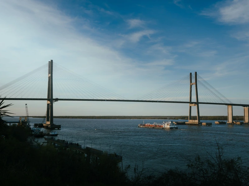 Puente Rosario-Victoria sobre el río Paraná al atardecer