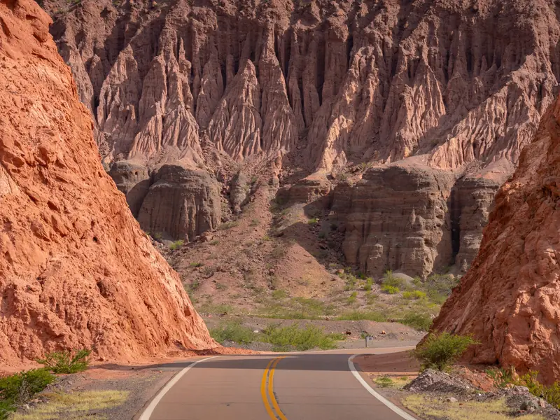 Ruta entre paredes de roca roja en la Quebrada de las Conchas