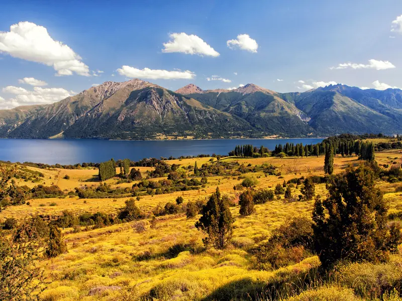 Lago y montañas con pastizales dorados cerca de San Martín de los Andes