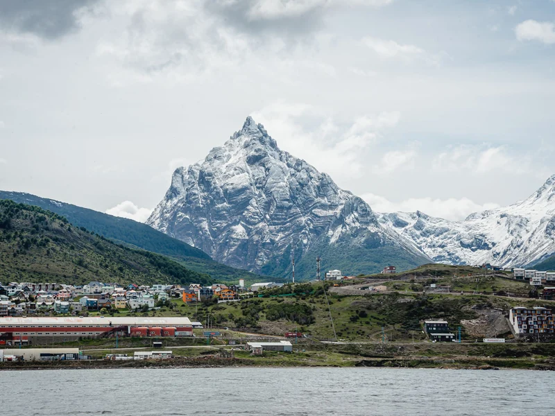 Monte Olivia nevado sobre la costa de Ushuaia