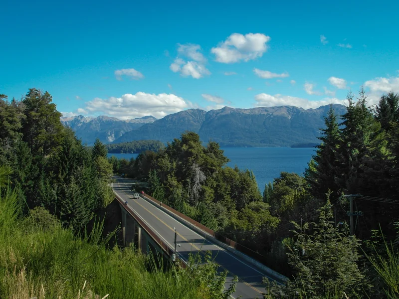 Ruta junto al lago entre bosques y montañas